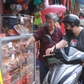 20 năm bán bánh trung thu hình con heo, khách cũ nay dắt con quay lại