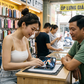 Vì sao không nên tự dán kính cường lực cho điện thoại gập?