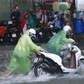 Giữa đường ngập sau mưa lớn ở TP.HCM: Người ngã, xe chết máy hàng loạt