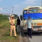 Lái ô tô biển trắng nhưng thu tiền dịch vụ bị phạt thế nào?