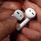 Vì sao một số người thích đeo AirPods ngược?