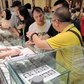 Theo chân khách Trung Quốc vào những 'phòng VIP' bán hàng trăm triệu đồng