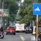 Gặp làn đường xe máy có dải phân cách, ô tô tấp vào đón khách thế nào?