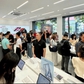 Người mua iPhone 18 ở Việt Nam nườm nượp nhận máy 