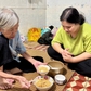 Cụ bà mong có tiền chữa bệnh, lo cho con gái thiểu năng trí tuệ