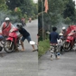 Xe shipper bốc cháy, người trong xóm lẫn người đi đường cùng chạy tới dập lửa