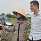 Trưởng thôn biết quay phim, dựng clip và kiêm tổng đài chăm sóc bà con