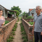 Hàng xóm tranh chấp đất: Người có sổ đỏ, người cần lối đi