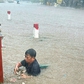 Trưởng thôn lội nước xiết khơi thông cống