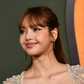 Lisa (BlackPink) bị bắt gặp tình tứ khoác tay nam diễn viên kém tuổi ở Anh