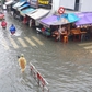 Phố Tây Bùi Viện ngập sâu sau mưa lớn, chính quyền đặt rào chắn hạn chế xe