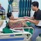 Con trai nghỉ việc, hơn 2 năm chăm mẹ liệt giường