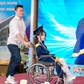 Hơn hai thập kỷ làm ‘đôi chân’ cho con và câu chuyện xúc động ngày tốt nghiệp