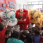 Lần đầu múa lân ở mái ấm, học sinh kiên nhẫn chờ các bé chạm vào đầu lân