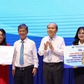 Hai thủ khoa tốt nghiệp điểm tuyệt đối nhận hợp đồng lao động trong lễ khai giảng