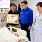 Tặng Huy hiệu ‘Tuổi trẻ dũng cảm’ cho cô giáo Hoàng Thị Hiền
