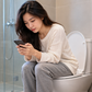 Ngồi lâu trong nhà vệ sinh: Thói quen tưởng vô hại, hại không ngờ