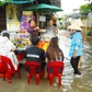 Quán bún riêu miền Tây 'sống chung với nước ngập': Có khách chờ triều cường lên mới đến