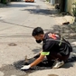 Chàng thanh niên ngày đi làm, chiều tối vá từng ổ gà