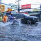 Mới chiều mà trời tối sầm, mưa lớn ở TP.HCM: Đường lớn, khu dân cư 'thành sông'
