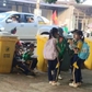 Học sinh ăn sáng cạnh thùng rác trước cổng trường, nhà trường nói gì?