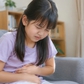 Trẻ đau bụng mỗi sáng trước khi đi học: Cha mẹ cần lưu ý gì?