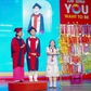 Choáng ngợp với nam sinh mang 156 tấm huy chương lên nhận bằng tốt nghiệp