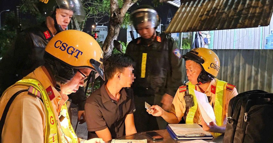 Cao điểm 45 ngày đêm trấn áp tội phạm: CSGT xuyên đêm làm sạch địa bàn 관련 이미지