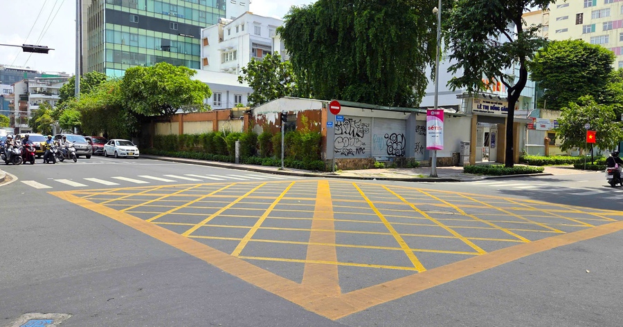 Vạch mắt võng mới kẻ giữa giao lộ TP.HCM có ý nghĩa gì, đi sai có phạt? 관련 이미지