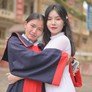 Xúc động hình ảnh nữ sinh lớp 12 mặc áo cử nhân cho mẹ