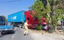 Tai nạn Tiền Giang: Tránh xe máy, xe đầu kéo tông gãy 2 trụ điện trung thế