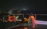 Quảng Bình: Xuyên đêm cứu 10 ngư dân Quảng Ngãi bị chìm tàu trên biển