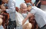 Nghẹn ngào giây phút em gái 88 tuổi quyến luyến chia tay anh trai 101 tuổi