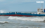 Quảng Ngãi: Chốt phương án đưa 8.000 lít dầu trên tàu hàng bị gãy đôi vào bờ