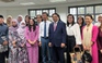 Nữ sinh Đại học Quốc gia Brunei nói chuyện tiếng Việt với Thủ tướng Phạm Minh Chính