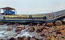 Thanh Hóa: Tìm chủ tàu gỗ dài 20 m trôi dạt vào bờ biển