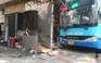 Xe buýt mất lái tông vào quán ăn, 3 người bị thương nặng