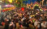Hàng ngàn người đến chùa Pháp Hoa dự lễ hoa đăng mừng đại lễ Phật đản