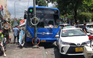 Xe buýt lao lên vỉa hè sau va chạm 2 ô tô ở TP.HCM