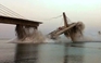 Cầu treo đang xây ở Ấn Độ bị sập lần hai