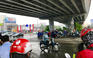 Mùa mưa ở TP.HCM: CSGT cảnh báo tình trạng dừng xe  trú mưa ở gầm cầu vượt