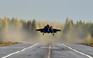 Lần đầu tiên chiến đấu cơ tàng hình F-35A cất cánh từ đường cao tốc