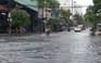 Đà Nẵng mưa lớn, người dân khổ sở di chuyển trên đường phố ngập sâu
