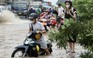 Đại lộ Thăng Long ngập sâu sau nhiều giờ mưa tạnh, người dân chật vật đi qua