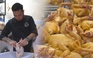 Ngày bán 400 con gà ủ muối nhờ công thức ướp thảo mộc, loại gà "gãy xương"