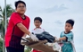 Lập nhóm nhặt rác làm sạch bãi biển