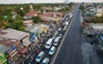 Hàng ngàn người mướt mồ hôi vì nắng nóng, kẹt xe trên đường trở lại TP.HCM sau lễ