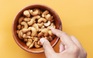 Vì sao người bị cholesterol cao nên thường xuyên ăn hạt điều?
