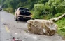 Tảng đá lớn lăn từ trên núi xuống khiến 2 phương tiện đang lưu thông hư hỏng