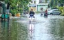 TP.HCM có mưa lớn: Đường thành 'biển nước', người dân chật vật giờ tan tầm